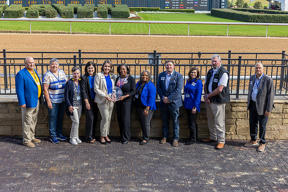 Alumni Day at the Races_180
