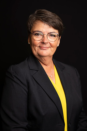 FacultyHeadshots2023_22